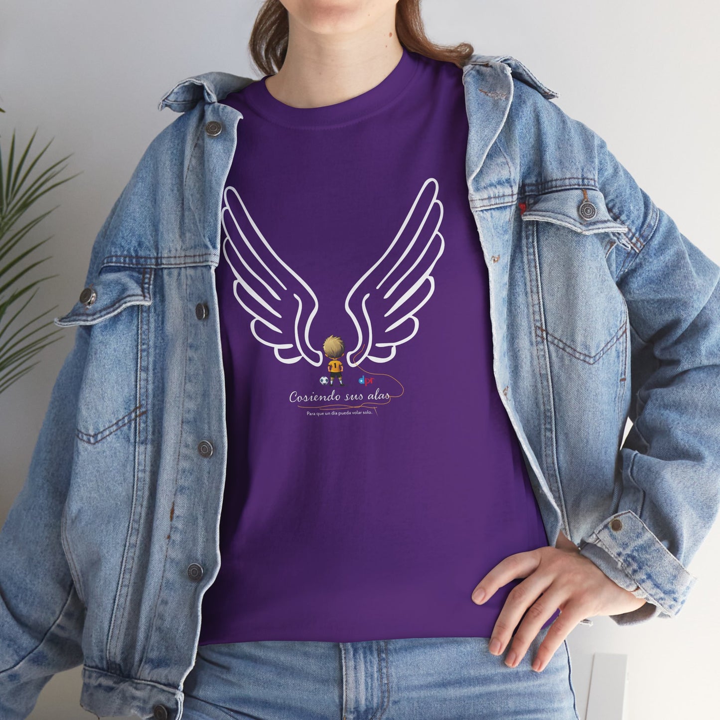 "Cosiendo sus alas" Soccer Player Unisex Heavy Cotton Tee