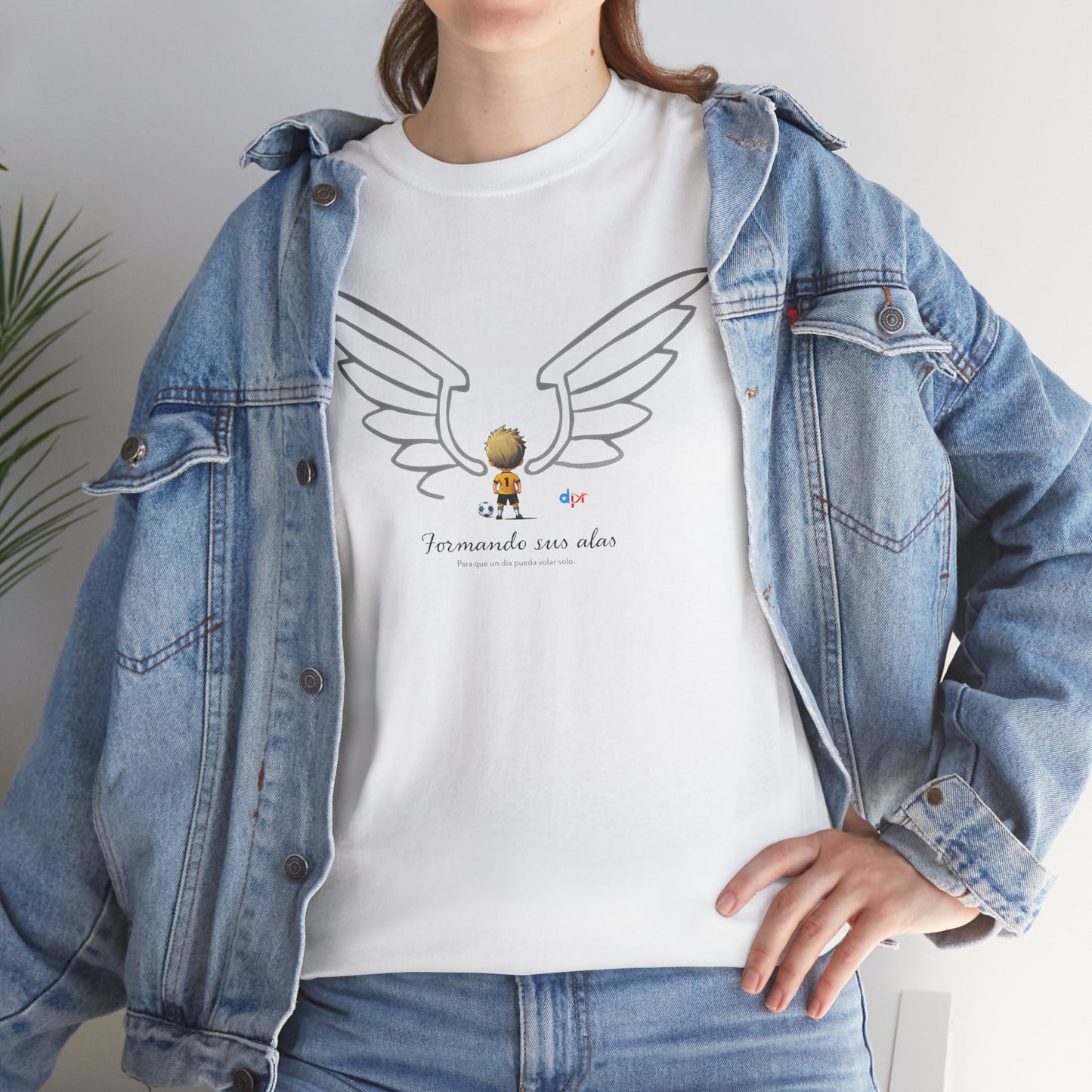 Formando sus Alas | Soccer Player Unisex Heavy Cotton Tee