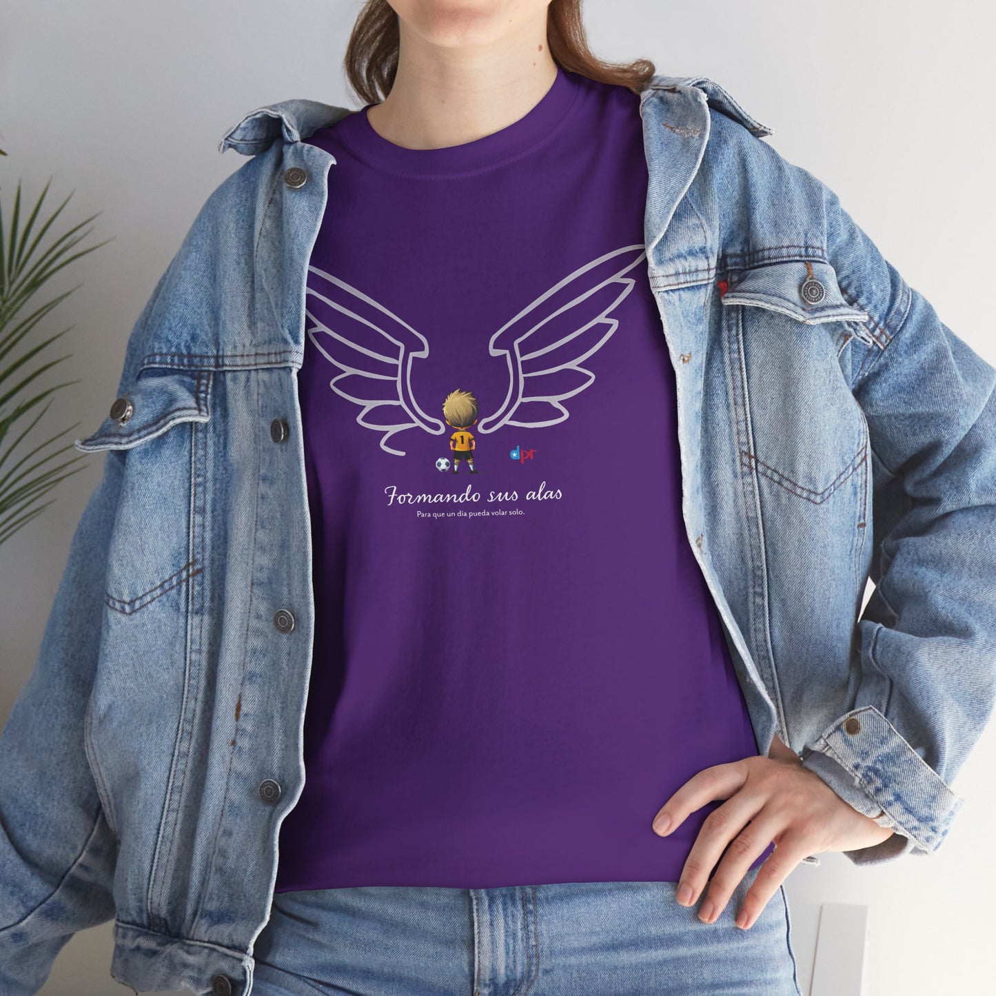 Formando sus Alas | Soccer Player Unisex Heavy Cotton Tee